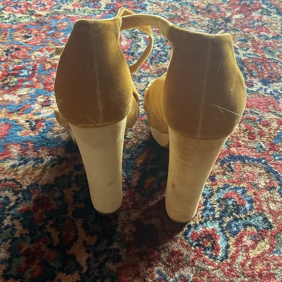 Charlotte Ruse yellow velvet platform - Picture 4 of 7